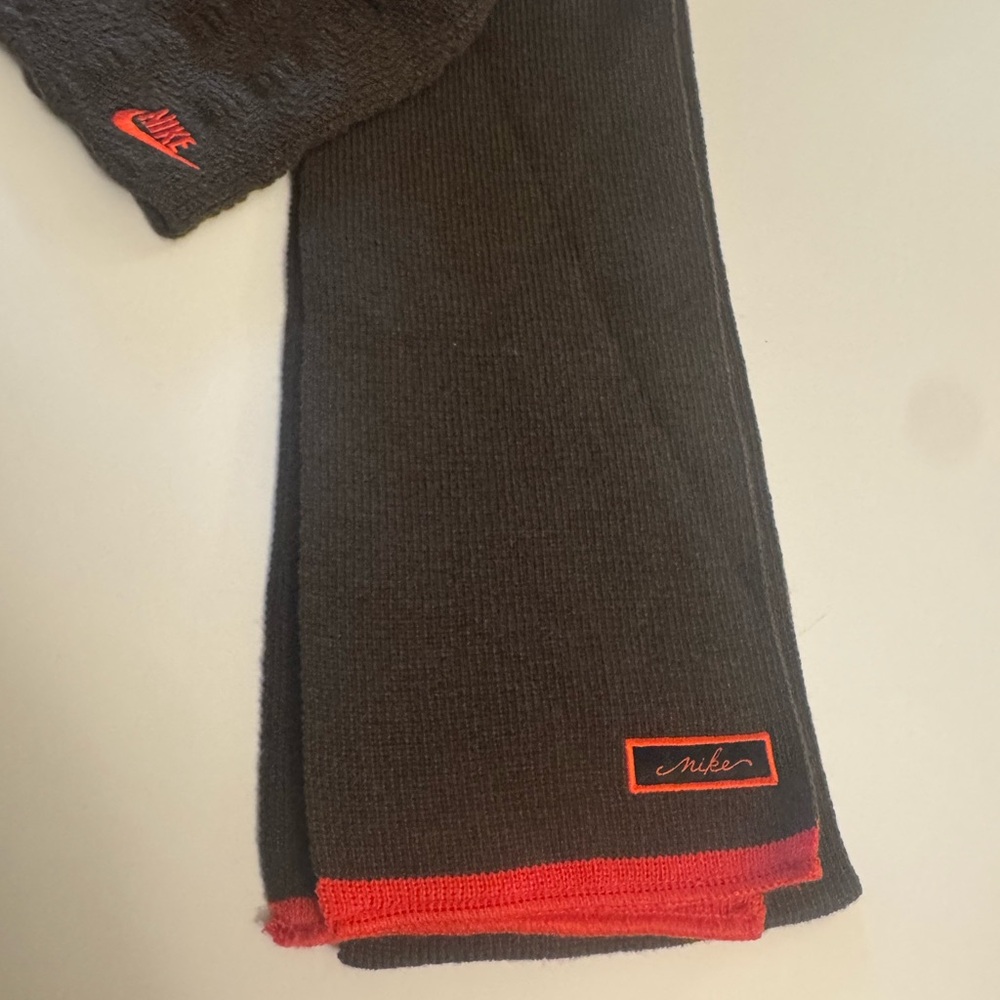Nike Brown Knit Gloves, Scarf and hat with Subtle Branding - Picture 4 of 6